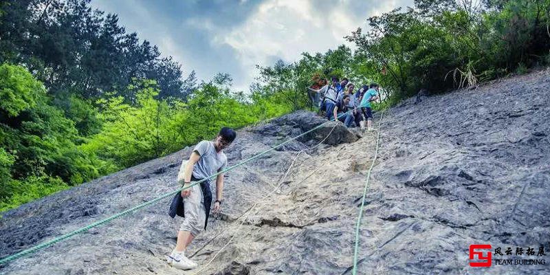 纪龙山徒步、豹子崖探洞团建